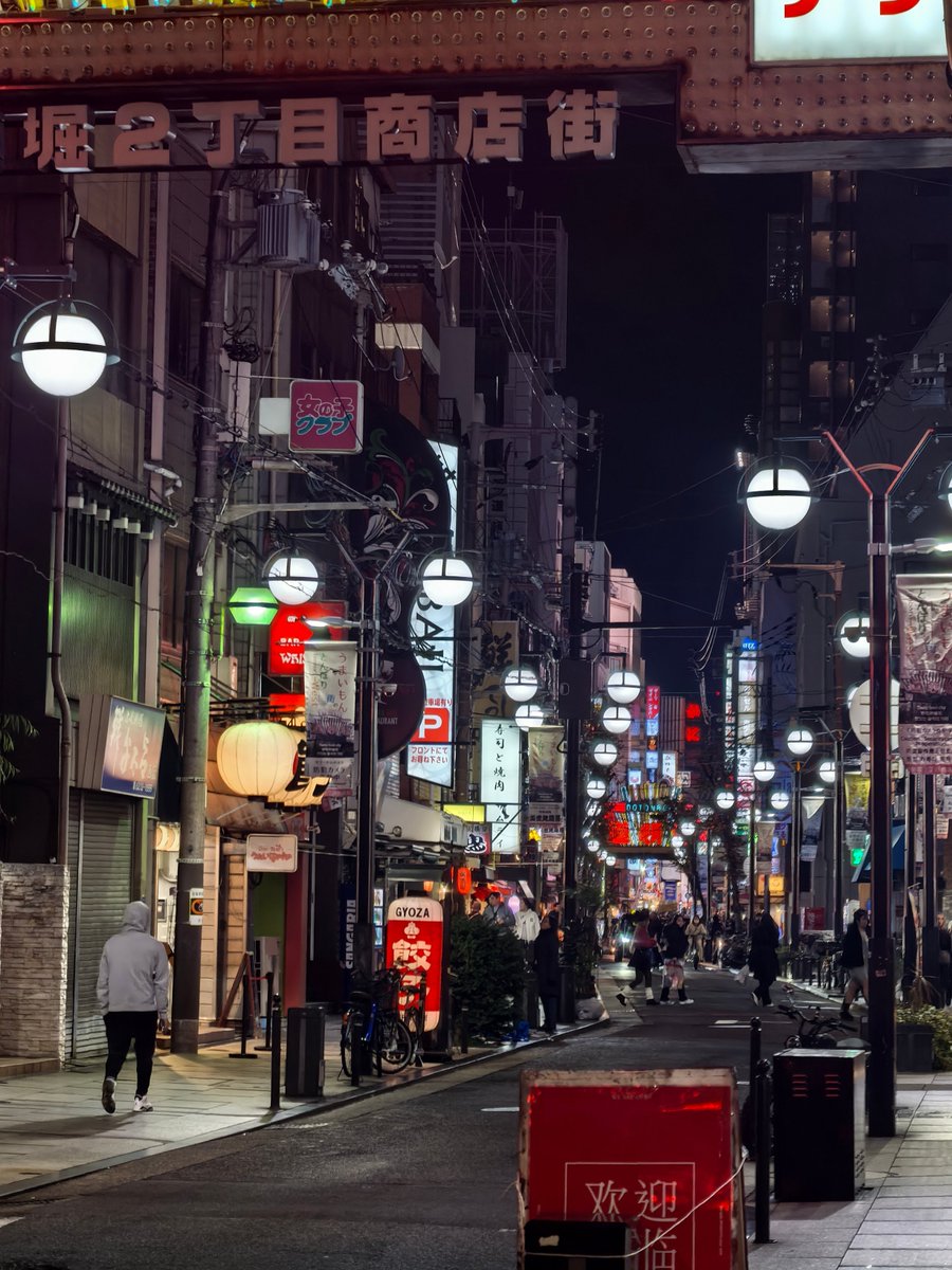 Usman46667640's tweet photo. Quick city snap: neon signs hum while the crowd moves soft at dusk. Random magic on the sidewalk. https://t.co/kZEf6yzkJP