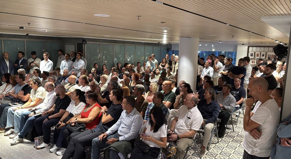 itscoachfo's tweet photo. Gracias a @XRPLCommons por la oportunidad de moderar este panel. 

Disfruté mucho pudiendo conectar con la comunidad.

Y gracias de nuevo a todos los que vinisteis desde lejos para asistir. ¡Espero que el viaje mereciese la alegría!

Lo que me llevo de la sala: nadie habló de precio. 

Tres compañías con clientes reales — @bitvavocom, @Peersyst y @PhiWallet — discutiendo distribución, regulación y unit economics. 

Esa es la señal de que un ecosistema madura.

Nos vemos en Nueva York 🗽