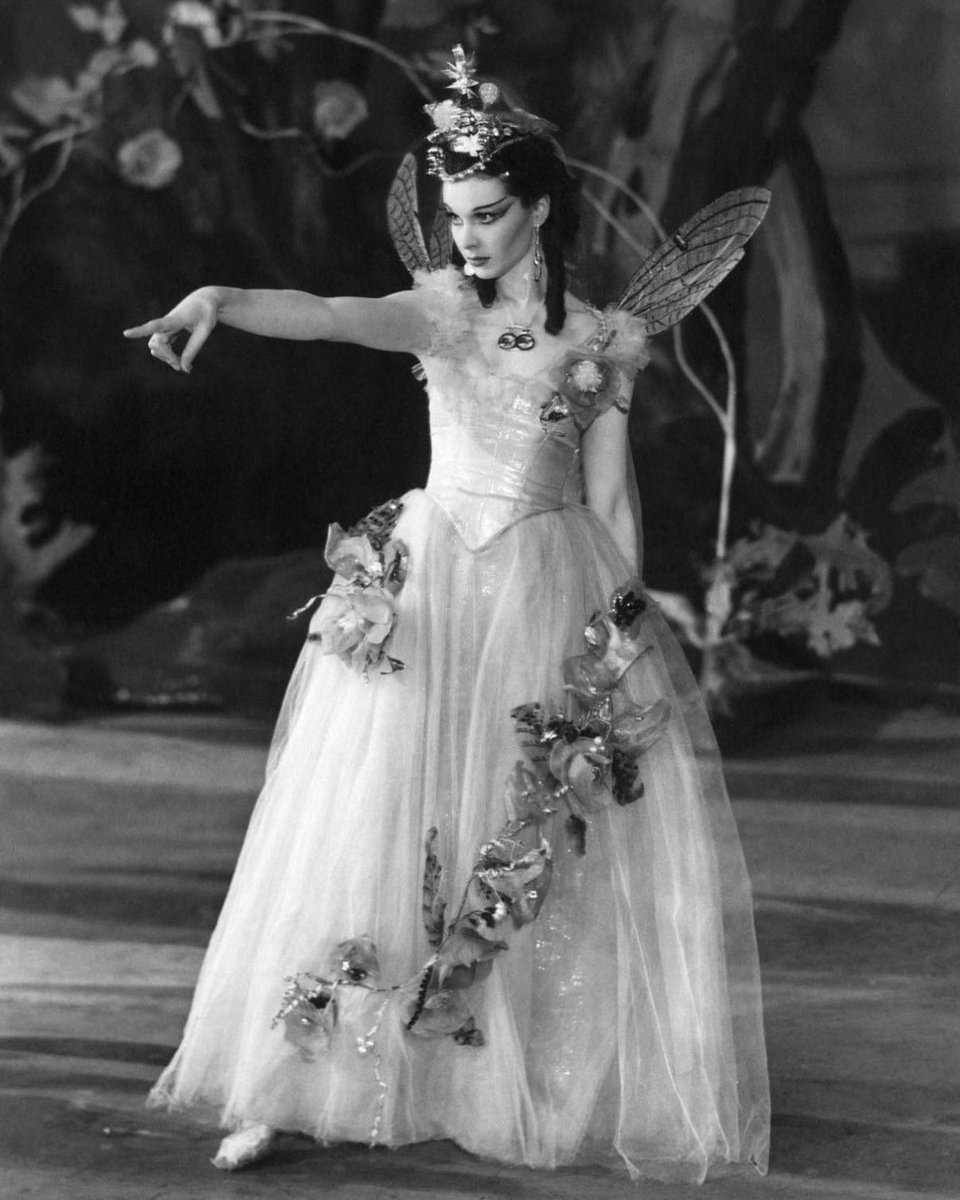 ritagayworths's tweet photo. the photos of vivien in a midsummer nights dream get posted so often but i get it because she’s so beautiful and the set design and costumes are so stunning https://t.co/cJCbILMWjK