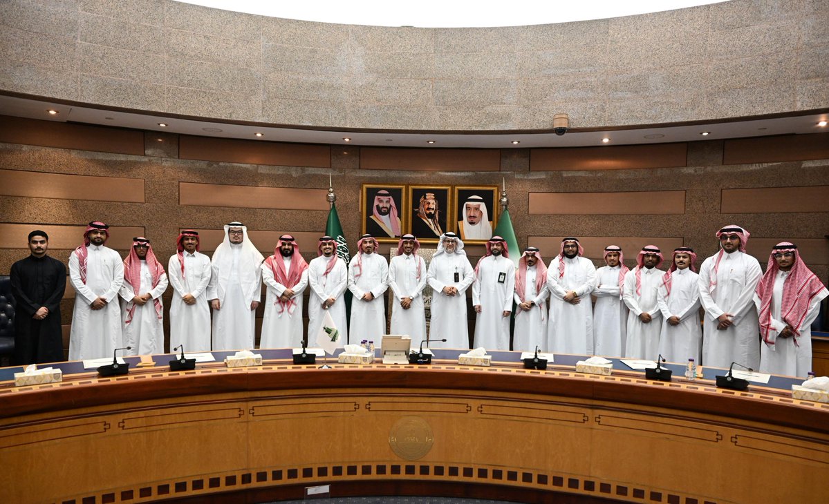 kauedu_sa's tweet photo. 51 طالبًا وطالبة من #جامعة_الملك_عبدالعزيز يُتمّون المرحلة النهائية من برنامج التخصصات بأكاديمية كاوست @KAUST_NewsAR ، في مجالات نوعية تشمل الذكاء الاصطناعي، والمعلوماتية الحيوية، والأمن السيبراني، والطاقة المتجددة، واستدامة المياه.

وبهذه المناسبة التقى سعادة رئيس الجامعة د. طريف الأعمى؛ بالطلبة وكرّمهم تقديرًا لتميزهم وإنجازهم.

كفاءات وطنية واعدة، توظف معارفها ومهاراتها في مجالات المستقبل، وتسهم في صناعة مستقبل الوطن.