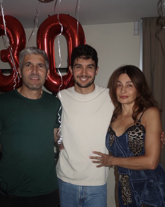 EOCON31's tweet photo. The big 30, surrounded by family &amp; friends 🎂🍔🍟❤️ thank you all for the birthday messages and videos!! merci à tous pour vos messages!! 🙏🏼 https://t.co/UuyIp7UqMD