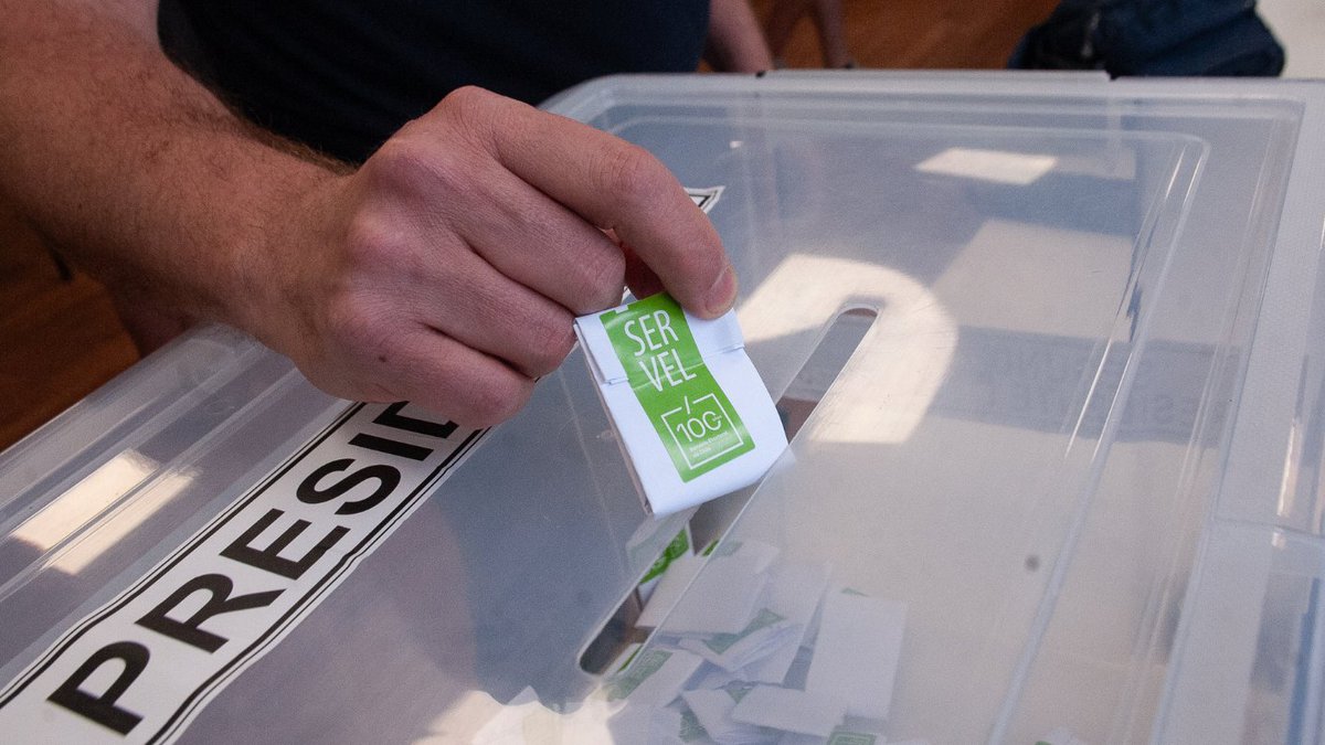 chvnoticias's tweet photo. Servel confirma cifra definitiva: Más de 3,7 millones de electores serán denunciados por no votar en elecciones de 2025

Más detalles acá ➡️ https://t.co/rVKX9O0wO8 https://t.co/y77gKziSUT