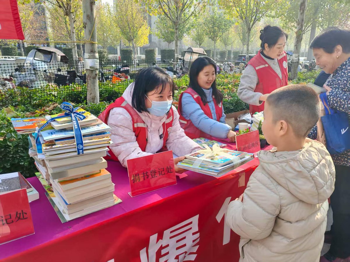 coras402777's tweet photo. Join our weekend community book swap at Central Square this Sat, 10am-2pm! Bring your pre-loved reads, grab new ones, and chat with neighbors. Free u0026 open to all! https://t.co/g9mJToCOlh