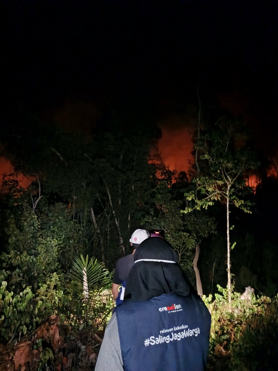 SalingJagaWarga's tweet photo. Ini foto yg mungkin kelihatan biasa di timeline.

Padahal di balik foto ini, kami baru selesai melakukan penanganan medis ketika tiba-tiba ada panggilan SOS dari titik api.

Kami masuk.

Di tengah gelap, asap, panas, dan api yg masih menyala, ada warga dan relawan yg terluka. Salah satunya mengalami luka sayat karena terkena parang saat berjibaku di lapangan.

Dibawa ke sini bukan ambulans.
Ga ada IGD.
Ga ada ruang aman.

Cuma ada kami, kotak P3K, senter, dan orang-orang yg tetap memilih bertahan.

ini yg sering hilang dari timeline kita,
saat kita cuma melihat “karhutla”, di sana ada manusia yg berdarah untuk menyelamatkan hutan.