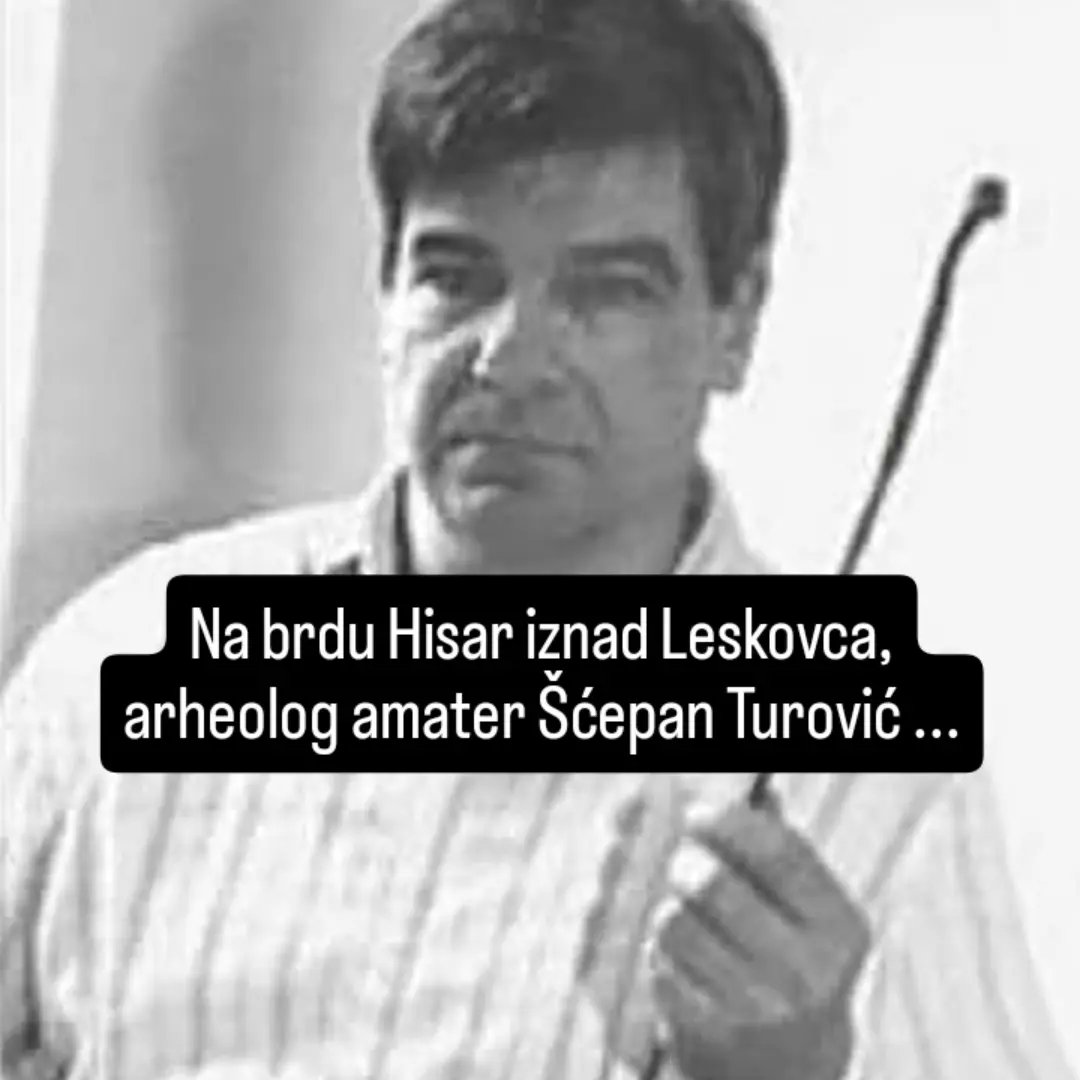 Endendini1's tweet photo. На брду Хисар изнад Лесковца, археолог аматер Шћепан Туровић је 1999. године пронашао предмет у облику игле, дужине 64,5 цм за који ће се испоставити да је много више од археолошког открића.

Игла коју је Шћепан Туровић пронашао послата је на Нуклеарни институт у Винчи, где су вршене анализе, а резултати су показали да се ради о предмету од чистог гвожђа, без додатних примеса. 

‼️👉Овај предмет, стар 33 века, био је без трагова корозије и у њему ниједан други метал није пронађен, а модерна технологија не познаје технику којом је ово изведено. 

Сумња да се ради о метеорит­ском гвожђу убрзо је отклоњена јер у њему постоје примесе никла који у овом предмету није детектован.

Туровићева игла послата је на још једно тестирање, овај пут у смедеревску железару Сартид где је проба трајала 100.000 секунди што је искључило сваку могућност грешке. 

Игла од савршено компактног гвожђа у ком нису пронађене ни пукотине, нити траг корозије, упоређена је са америчким еталоном од наводно елементарног гвожђа, међутим приликом тестирања америчке полуге у винчанској апаратури утврђено је присуство других метала што нам објашњава да игла са Хисара по резултатима премашује ову полугу.

 Обавештавање јавности о Туровићевој игли у том тренутку престаје јер је постала предмет дугорочне научне пажње пошто је, очигледно, да тај предмет, поред осталог, садржи и формулу о трајној заштити од корозије.

Др Милорад Стојић из Археолошког института каже да би идентификација ове формуле имала позитивне последице на екологију јер би се добило вечито гвожђе које би могло изнова да се рециклира и утрошак енергије би се знатно смањио.

Један од примера чистог нерђајућег гвожђа налази се у предворју џамије из 12. века у Индији. 

Стуб, за који се верује да је настао коришћењем сличне технологије, висок је 7.3 метара и на њему је санскритом исписано да га је у петом веку подигао хинду краљ Чандрагуп­та.

#србија
