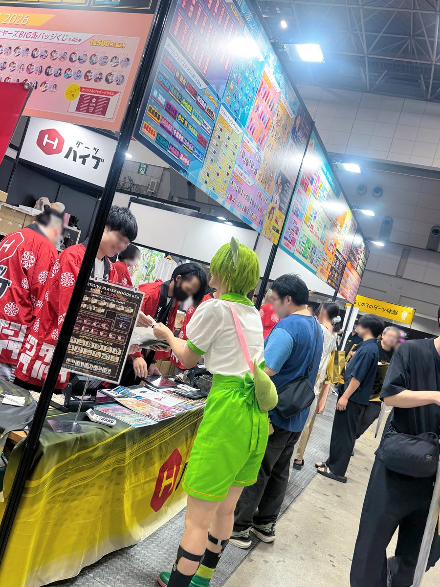 NakaharaChie's tweet photo. 帰って倒れるように寝てたのだ……😴💤

本日、日本ダーツ祭り🎯
ダーツハイブさんのブースにお越しくださったみんな、ありがとうございましたなのだ〜！🫛💚

たくさんの商品を手に取ってもらえて、グリーティングにもたくさん会いに来てもらえて、とっても嬉しかったのだ！

「限定」という言葉に弱いので、ついつい僕もお迎えしてしまったのだ……(｀・ω・´)✨

そしてダーツハイブさん！
素敵なイベントでお声がけくださって、本当にありがとうございましたなのだ！！

ダーツ用品はいつも新宿東口店で揃えていたので、お話をいただいたときは
「えっ！？ダーツハイブさんから！？😳」
���て本当にびっくりしたし、すごく嬉しかったのだ〜！🫛💚

明日は中止になってしまったけれど、
またいつかダーツを愛するみんなと会えたら嬉しいのだ🎯

改めまして、本当にありがとうございましたなのだー！！🫛💚

ちえぴ(ずんだもんのすがた)より🫛