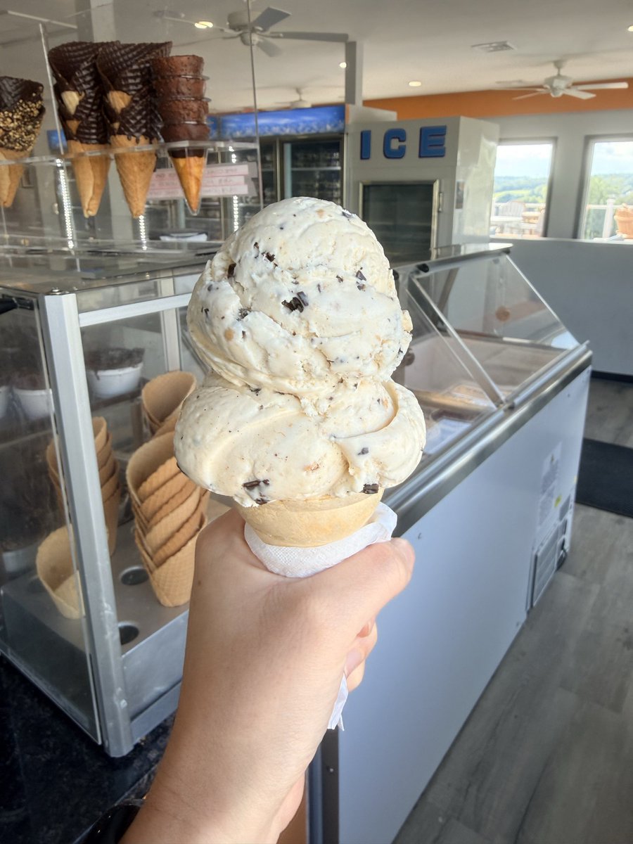 KingKone_'s tweet photo. PUMPKIN CHEESECAKE CRUNCH! 

Pumpkin ice cream with a cheesecake swirl, graham crackers and chocolate chips. 

The perfect fall staple. 🎃 https://t.co/vGvUwMOeiN