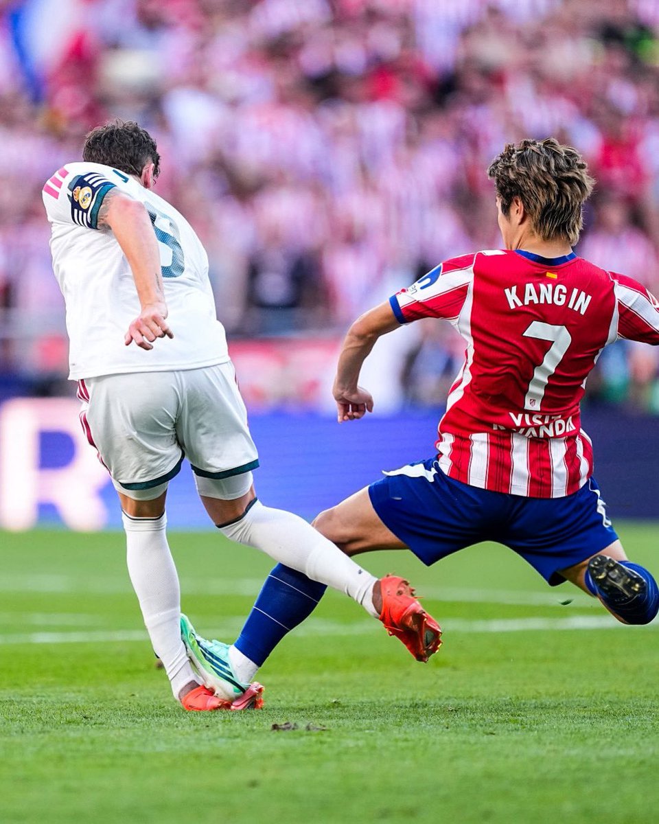 SeputarMadrid's tweet photo. 🚨 BREAKING: Fede Valverde diperkirakan akan menepi selama 2–3 minggu akibat cedera pergelangan kaki kiri setelah mendapat tekel dari Kang-In Lee dalam derbi. Sumber dari staf klub tidak memperkirakan Valverde akan bergabung dengan Timnas Uruguay untuk jeda internasional mendatang. [@GuillermoRai_]