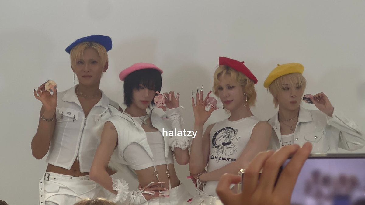 halatzy's tweet photo. THEY POSED WITH MY BERETSSSSHEJEJSJ https://t.co/M6DhQzDET1
