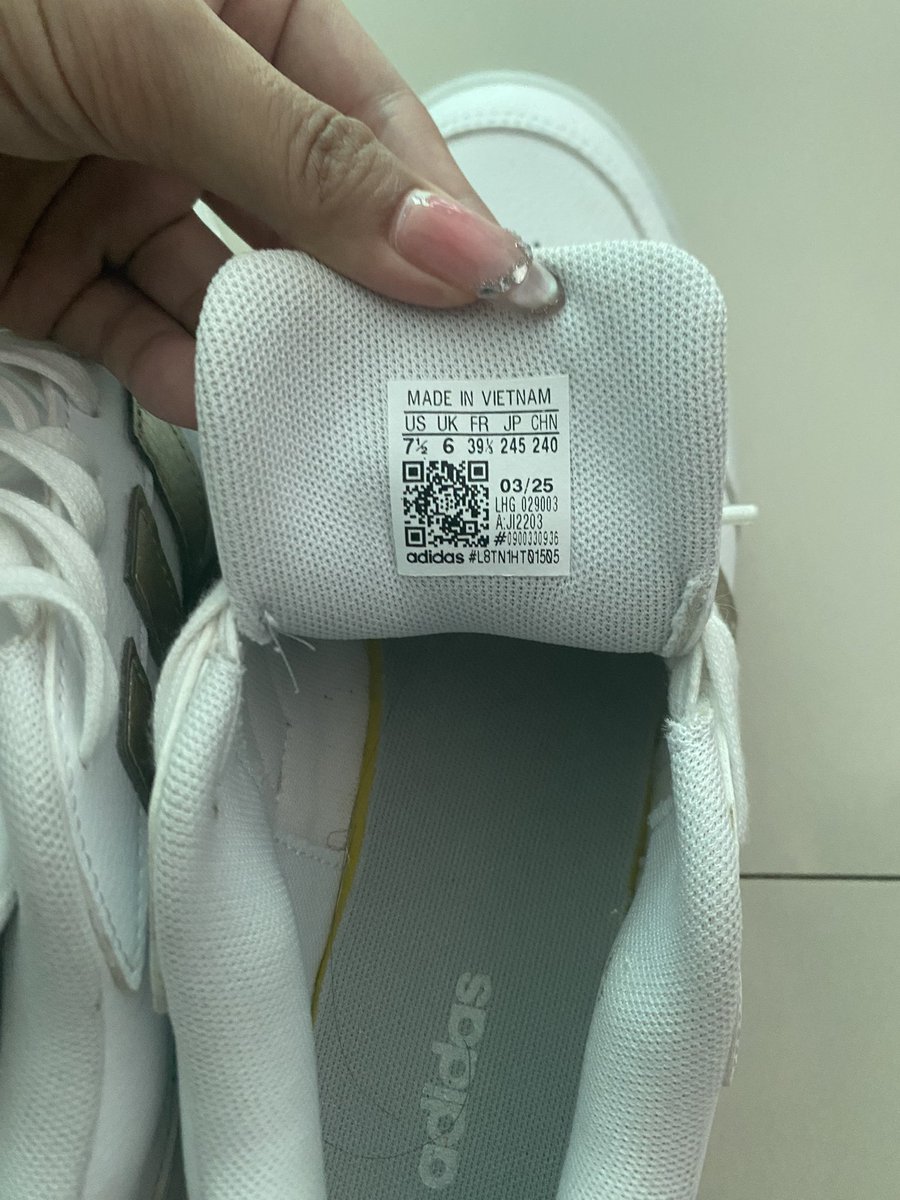 goalqua3's tweet photo. ส่งต่อรองเท้า adidas คลีนเพิ่มเองน้า
ไซส์39 us7.5
395รส ไม่มีกล่องให้นะคะ
พร้อมโอนลดได้ 💯💯

#รองเท้ามือสอง #รองเท้าadidas #ส่งต่อรองเท้ามือสอง #รองเท้ามือ2 #รองเท้า #ส่งต่อเสื้อผ้ามือสอง #ส่งต่อเสื้อผ้า #adidas https://t.co/gjmbx3dX4s