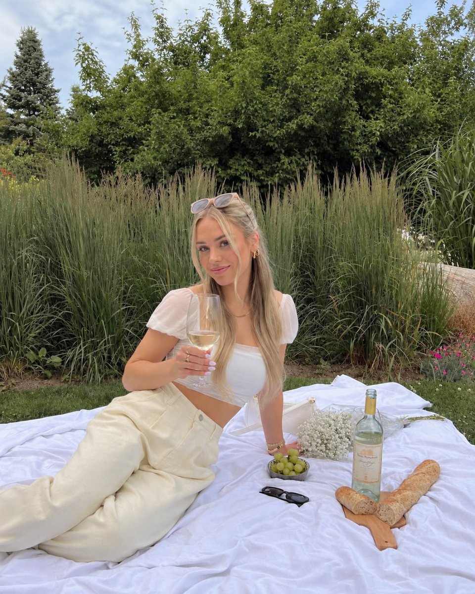 Ellahiuy's tweet photo. Sometimes, all you need is a sunny afternoon, a glass of wine, and a little happiness https://t.co/5mTPnpncAS