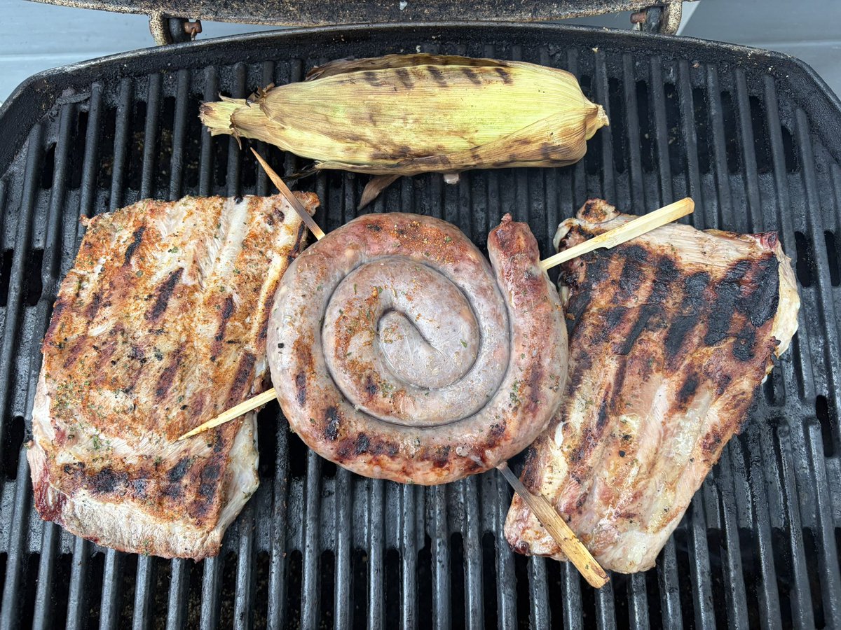 TjoLoLo7's tweet photo. “ed” #thesouthafricanabroad lighted the Braai at parents house

Pork Ribs
Boerewors 
Corn 🌽 
Beetroot, Avocado, Feta Salad

Started Braaing 
The parents tell me they going to my brothers”family” house to have a roast dinner

Eating alone, wasn’t invited

#MyBraai
#LekkerKos https://t.co/YO1mHS13s2