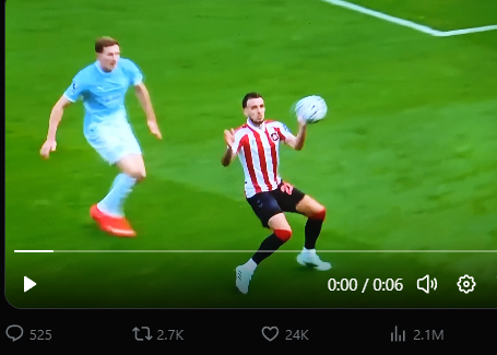 SomeGamerG77112's tweet photo. @TRiXz_2K @athemvedfpl Well clearly I'm not. As I said, the angle doesn't show it and nor does the ball change. I have played this at 0.25 speed. But whatever, VAR never looked at it right? https://t.co/eJPrEbheqn