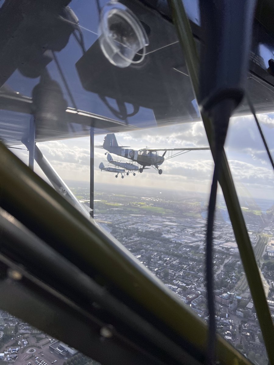 PierreDon61's tweet photo. Formatievliegen maak je niet elke dag mee. Zeker niet als je zelf mag meevliegen in de backseat van een verkenningstoestel uit 1943.
Today was the day. Na een fly by over Camp Liberty weer retour Seppe. Dank @FrankBoermans voor een mooie, spannende en bumpy flight 😎😉 https://t.co/oa1580phhC