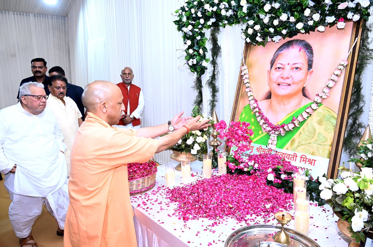 PankajSinghBJP's tweet photo. मा० मुख्यमंत्री श्री @myogiadityanath जी ने आज भाजपा परिवार के वरिष्ठ सदस्य एवं पूर्व राज्यपाल श्री कलराज मिश्र जी के नोएडा स्थित आवास पर उनकी दिवंगत धर्मपत्नी के चित्र पर पुष्प अर्पित कर श्रद्धांजलि दी तथा परिजनों से भेंट कर शोक संवेदना व्यक्त की। https://t.co/NSWOh3ru0U