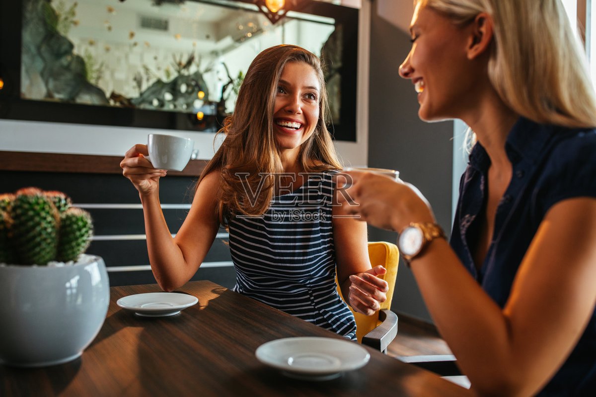 nibbt470665's tweet photo. A quick coffee chat with my new colleague today—we laughed over our shared love for 90s rom-coms and already have a plan to binge them this weekend! So nice to connect with someone who gets your vibe ， https://t.co/hjEWQbWSLD