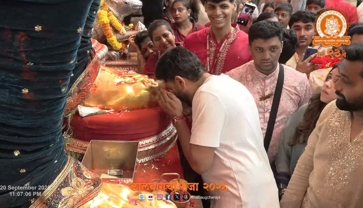 rushiii_12's tweet photo. Rohit Sharma at Lalbagh cha Raja.🙏🥹❤️ https://t.co/WGtKsMG5oM