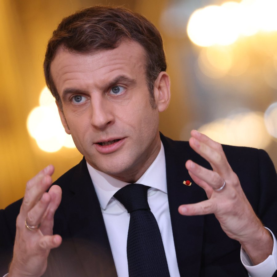 26enColere's tweet photo. Avec Emmanuel MACRON, 
c'est TOUJOURS la même EXPLICATION:

- Le PRIX du PÉTROLE AUGMENTE, c'est POUTINE !

-"L'escalade en Ukraine, c'est POUTINE !
- La Montée du RN c'est POUTINE !  
- MACRON prends des TORGNOLES par BRIGITTE, c'est POUTINE !
- La DETTE FRANÇAISE EXPLOSE, c'est POUTINE !
- L' Assassinat de JFK c'est POUTINE !

- Le Changement d'HEURE en Hiver c'est POUTINE !
- L'IRAN est BOMBARDÉ, c'est POUTINE !
- Le MONSTRE du LOCHNESS, c'est POUTINE !

- Stéphane SÉJOURNÉ ne sait pas lire, c'est POUTINE !
- Yaël BRAUN PIVET est DÉCÉRÉBRÉE, c'est POUTINE !!! "