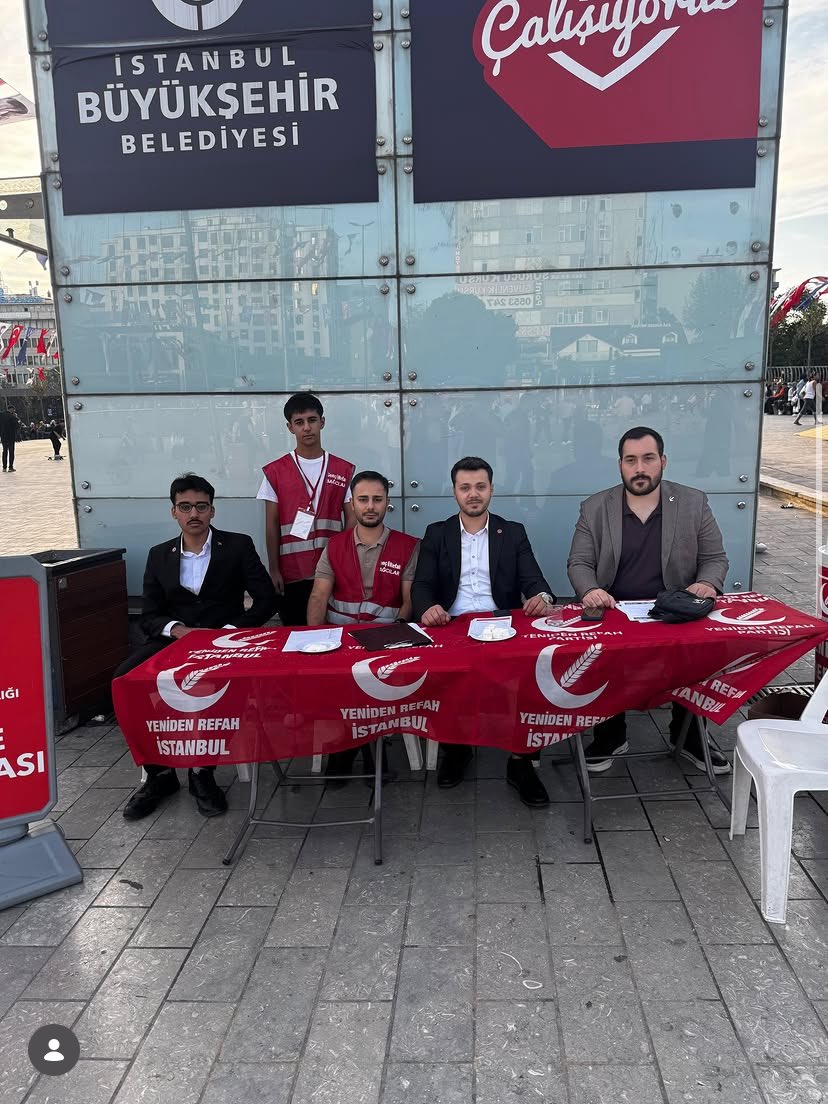 rpsiyabentoglu's tweet photo. 📍 İstanbul

Yeniden Refah Partisi İstanbul İl Gençlik Kolları olarak; Cumartesi ve Pazar günü ilçelerimizde, İlçe Gençlik Kolları teşkilatlarımızla birlikte sahadaydık!

Durmadan, yorulmadan, gece gündüz demeden davamız için çalışmaya devam ediyoruz.

Her ilçede ayrı bir gayret, her sahada ayrı bir mücadele…

Hedefimiz belli, yolumuz belli: Milli Görüş iktidarı!

Rabbim birlik ve beraberliğimizi daim eylesin.
Yolumuz iktidar yolu!

#YenidenRefah #GençRefahİstanbul #MilliGörüş #İstanbul #YolumuzİktidarYolu