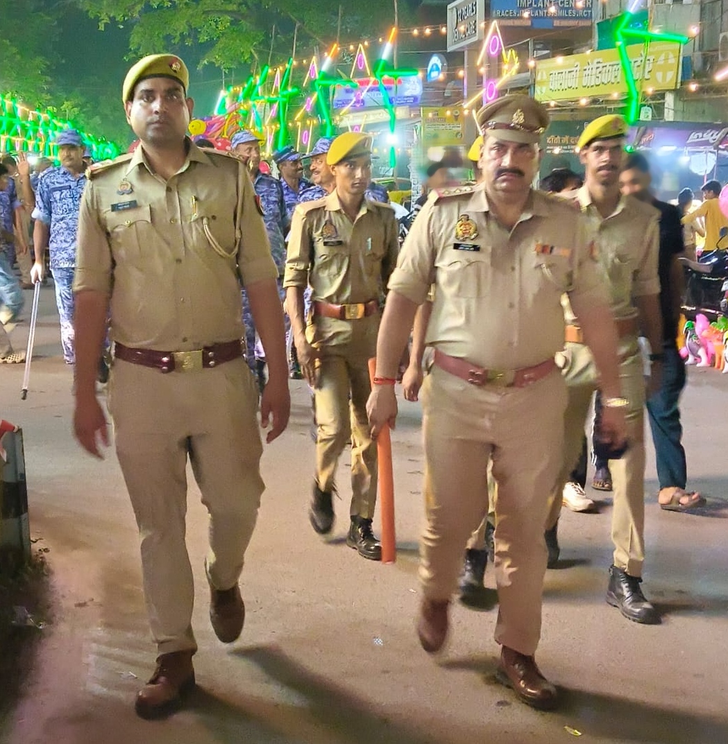 DCPCity_Prj's tweet photo. कमिश्नरेट प्रयागराज के नगर जोन में शांति एवं कानून-व्यवस्था को बनाये रखने के दृष्टिगत विभिन्न थानो द्वारा प्रमुख चौराहों, बाजारों व अन्य सार्वजनिक स्थानों पर #पैदल_गश्त कर संदिग्ध व्यक्ति/वाहनों की सघन चेकिंग की गयी। #UPPolice https://t.co/bFqXUbbhLX