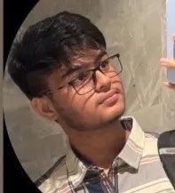 PrinceV93789344's tweet photo. आईआईटी मुंबई में इस पूरी जातिवादी घटना पर पर्दा डालने के लिए धूर्तो द्वारा परीक्षा में चीटिंग का मामला बनाया जा रहा है। 
IIT बॉम्बे के द्वितीय वर्ष के छात्र साहिल वाकोडे की मौत के बाद संस्थान और परिवार के बयानों में भारी अंतर सामने आया है। जेईई ऑल इंडिया रैंक 614 और फर्स्ट ईयर में 8.5 सीजीपीए हासिल करने वाले इस मेहनती छात्र को परीक्षा में फोन इस्तेमाल करने की घटना से जोड़कर पूरा मामला सीमित करने की कोशिश की जा रही है। परिवार का आरोप है कि पिछले तीन महीनों से जातिवादी टिप्पणियाँ और धमकियाँ चल रही थीं, जबकि संस्थान कहता है कि कोई अनुशासनात्मक कार्रवाई नहीं हुई।
जातिवादी दृष्टिकोण वाले लोग बार-बार दलित छात्रों की सफलता को आरक्षण से जोड़ते हैं और उनकी किसी भी समस्या को व्यक्तिगत कमजोरी बता देते हैं। अच्छे अकादमिक रिकॉर्ड वाले छात्र की मौत पर भी चीटिंग का शोर मचाना उसी मानसिकता का हिस्सा लगता है, जो असली मुद्दों को दबाने का प्रयास करती है। कैंपस में जाति आधारित दबाव और भेदभाव के पुराने आरोपों को नजरअंदाज कर सिर्फ एक घटना पर फोकस करना कई सवाल खड़े करता है।
यह मामला केवल व्यक्तिगत त्रासदी नहीं, बल्कि उच्च शिक्षण संस्थानों में व्याप्त सामाजिक पूर्वाग्रहों की ओर इशारा करता है। पुलिस जांच जारी है, लेकिन जातिवादी सोच को चुनौती दिए बिना ऐसे मामलों की पुनरावृत्ति रुकना मुश्किल है।