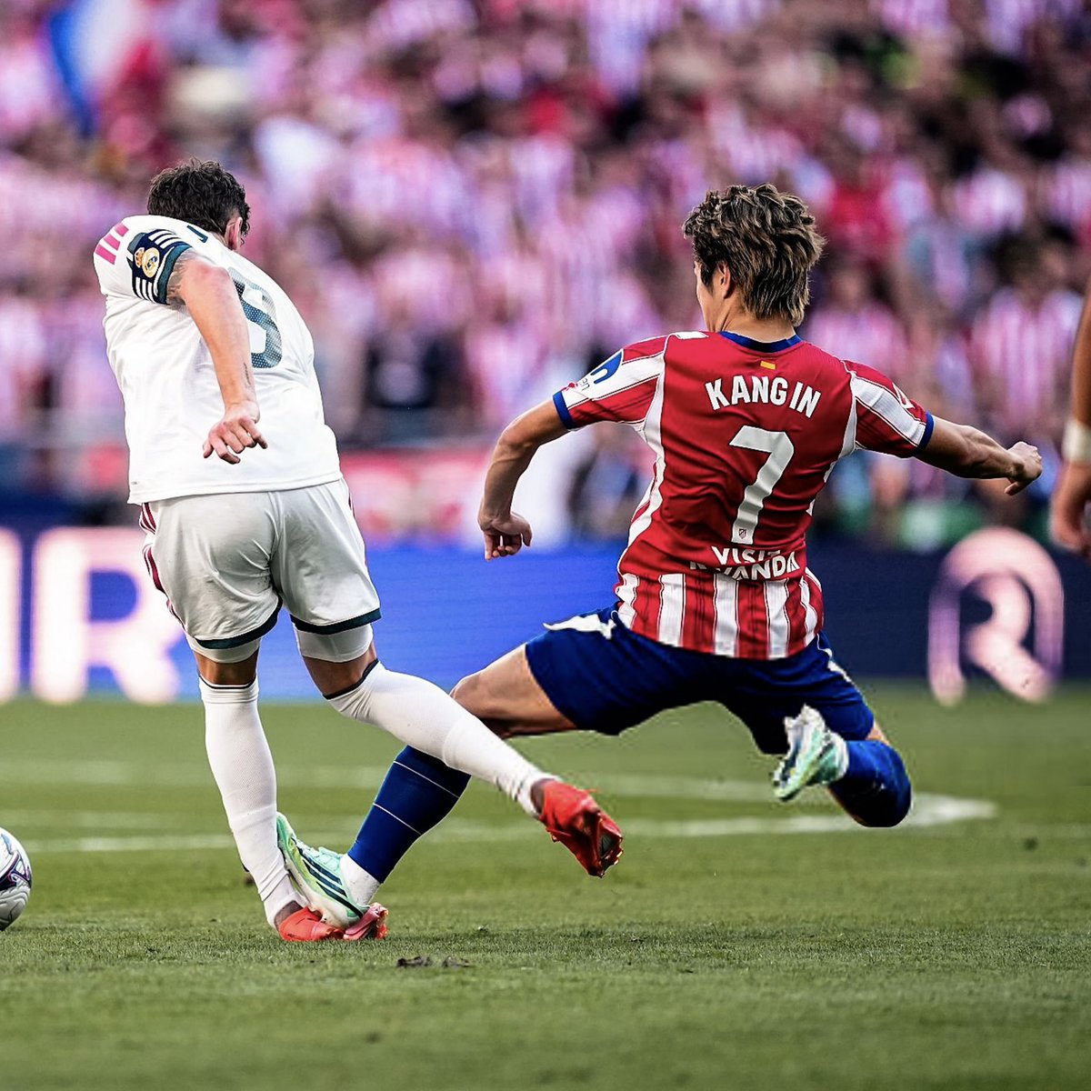 RMCF_Minuto93's tweet photo. 【悲報】

🇺🇾バルベルデは2〜3週間の離脱へ

フェデはイガンインのタックルにより左足首を負傷したため、ウルグアイ代表に合流しない予定だ。

ソース @GuillermoRai_ https://t.co/K1x77FnKlD