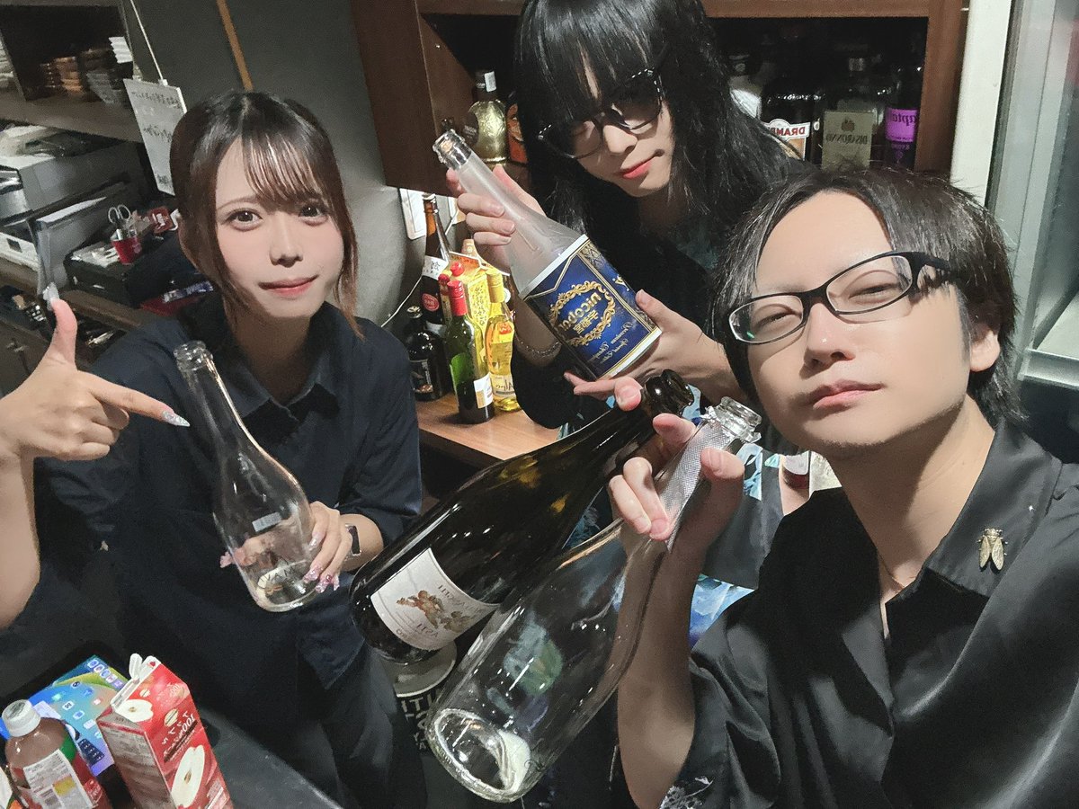 gakup1125's tweet photo. おつまる🥃

秋葉原高崎常連さん来てくれたり、おやすみのとおるが来てくれたり、卒業生🎓達もありがとう😭

シルバーウィークも折り返し❗️
毎年シルバーウィークの最終日にどこの店舗にいてもショット20個くらい遠隔が来るという シルバーウィークのラスボス👹が現れるんだけど...今年はないよね？ https://t.co/zwgZHuLEOt