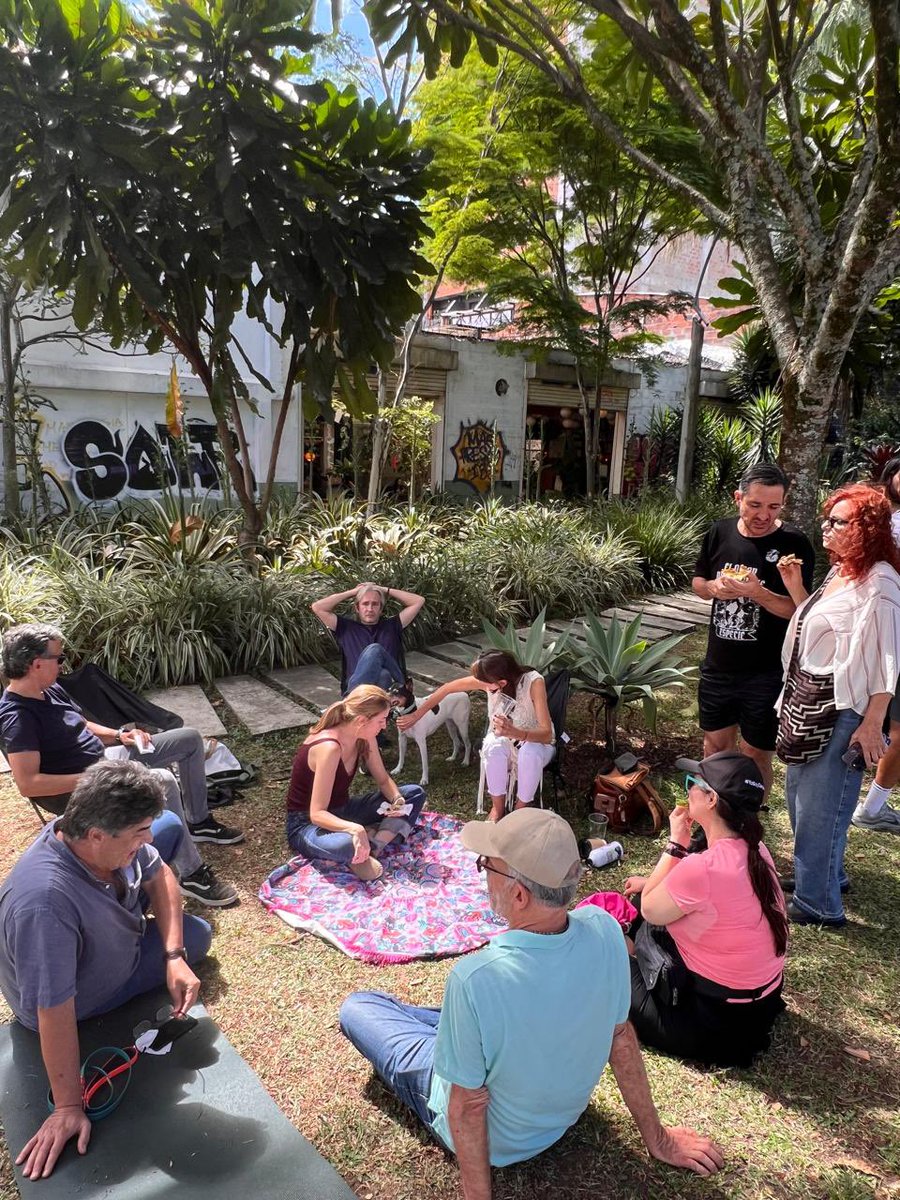 alvarogonzalezu's tweet photo. Estamos haciendo yoga y el letrero sigue ahí, amenazante, como una bofetada a los vecinos, a la comunidad, al medioambiente, al sosiego, a la vida. La alcaldía nos quiere cambiar el Parque del Silencio por un gastrobar de dos plantas en beneficio de un privado. S.O.S. por favor. https://t.co/TfpKIP1Vhc