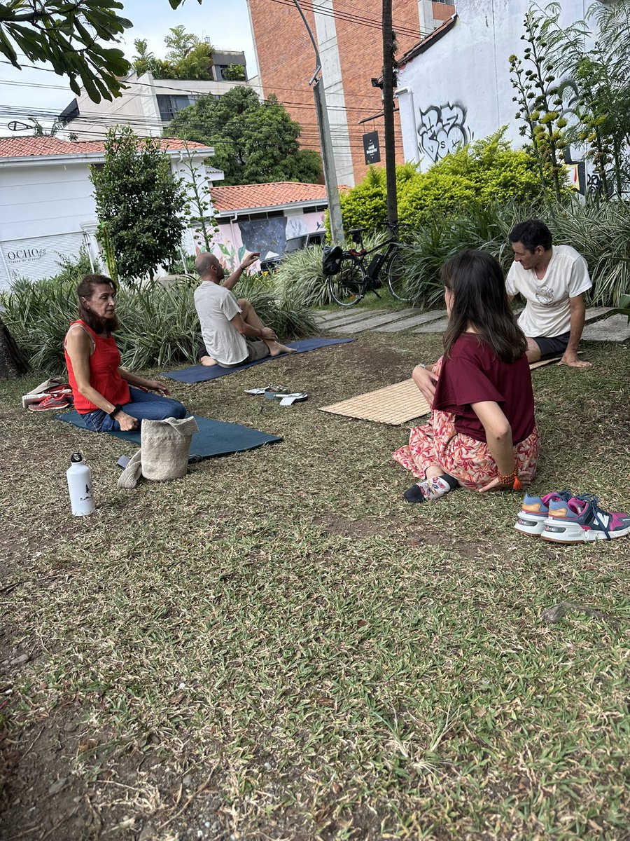 alvarogonzalezu's tweet photo. Estamos haciendo yoga y el letrero sigue ahí, amenazante, como una bofetada a los vecinos, a la comunidad, al medioambiente, al sosiego, a la vida. La alcaldía nos quiere cambiar el Parque del Silencio por un gastrobar de dos plantas en beneficio de un privado. S.O.S. por favor. https://t.co/TfpKIP1Vhc