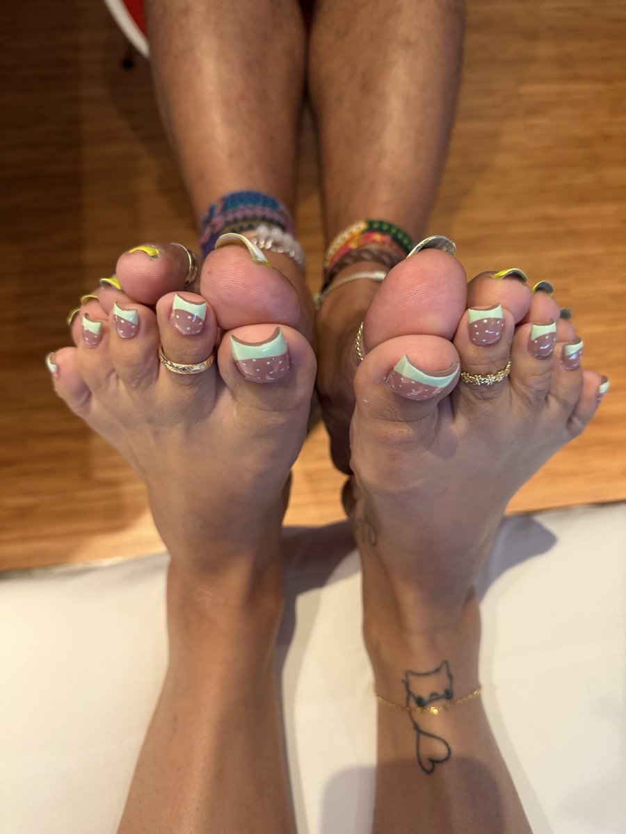 JayWideSoles's tweet photo. Measuring my feet with my friend. #footmeasure #widefeet #widesoles #size41feet https://t.co/cNFAUrxsXC