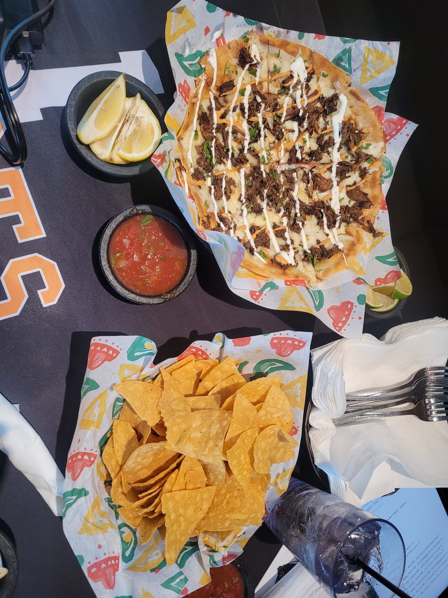 VinceSports's tweet photo. Thanks to Gorilla Taco in Pigeon Forge for hosting the @SportsAnimal991 @WNMLNFLReport today (Sundays 10am to 12:30pm)!

Service, food, theme, location...all elite! Go see them asap! Our server Kayla is the best! Manager Shane Stone is a rockstar!
@JWilkersonWNML @rileyhaltom 💪 https://t.co/YJru6jUPAW