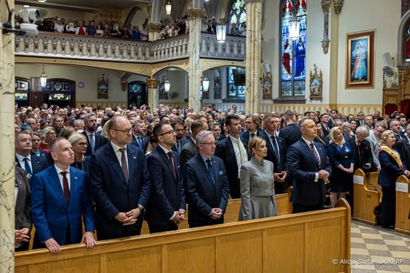 no79452932's tweet photo. Karol Nawrocki - popieramy jest w miejscowości New York.
Piękna msza św. w Kościele pw. św. Stanisława Kostki w Nowym Jorku 🇺🇸 z udziałem naszej Pary Prezydenckiej ❤️🇵🇱 https://t.co/6khfcvcj0W