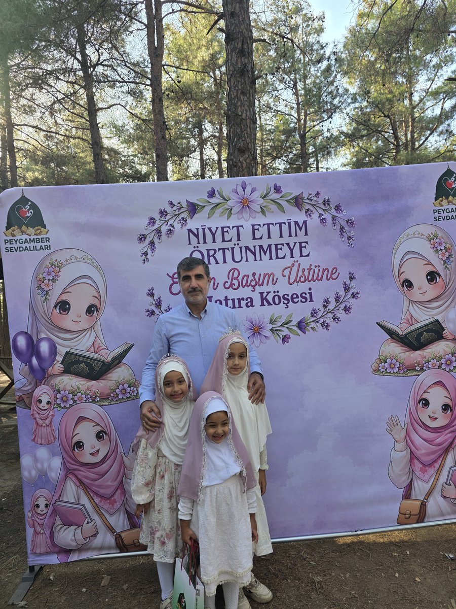 MehmetEsin_'s tweet photo. Tesettür Allah'ın bir emri ve fıtratın bir gereğidir. 
Hür ve asil olanlar örtünür. Her şey niyetle başlar, amelle devam eder.

​"Niyet Ettim Örtünmeye, Emrin Başım Üstüne" etkinliğiyle kız çocuklarımızı tesettürle tanıştıran Peygamber Sevdalıları Vakfına #PSV teşekkür ederiz. https://t.co/tvmcfmkpZ3
