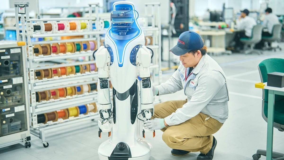 AutoNewsEurope's tweet photo. Toyota Group will invest $6.42 billion annually from 2028 to deploy 400,000 robots, including AI humanoids that learn from master craftsmen. https://t.co/54ikJPiCss https://t.co/ZtZKG4gtqT