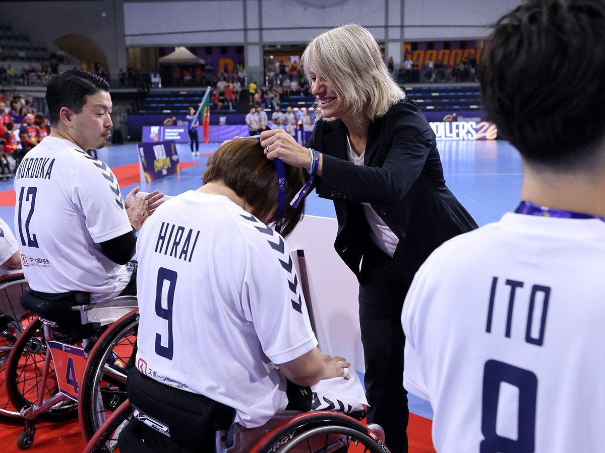 RFEBalonmano's tweet photo. 🥈 𝐉𝐀𝐏Ó𝐍, 𝐒𝐔𝐁𝐂𝐀𝐌𝐏𝐄Ó𝐍 𝐃𝐄𝐋 𝐌𝐔𝐍𝐃𝐎 🇯🇵

🏆 JAPÓN recibe la medalla de plata tras finalizar como subcampeón del IV Campeonato del Mundo #WheelchairHandball.

📷 RFEBM | X. Solanas

▶️ @gencat · @esportcat · @granollers · @diba

#️⃣ #Spain2026 #WheelchairHandball #BalonmanoSillaRuedas