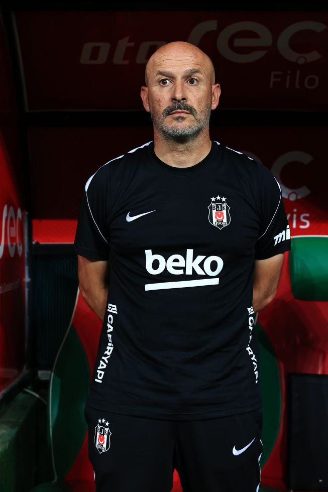 spordepormedya's tweet photo. Vincenzo Italiano: "Bence bize verilebilir bir penaltı vardı. Ama aynı zamanda hakem hem bizler için hem de onlar için düdük çaldı. Bence bu maçta hakemi konuşmaya gerek yok. Şu anda maça bakmalıyız. Çünkü biz gerçekten ilk yarı çok kötüydük, onlar da ilk yarı çok iyiydi. Biz ikinci yarı iyi oynadık. Onlar da bizim kötülüğümüzü iyi kullandılar ve iyi bir oyun ortaya çıkardılar. Ama bence bugün başrolde hakem yoktu."