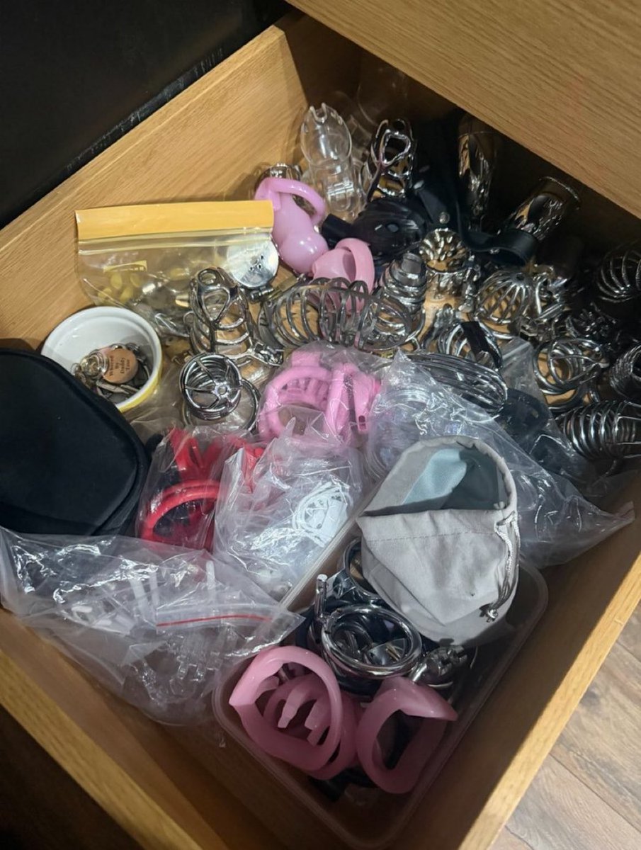 GoddessAleeaaa's tweet photo. Der Locktober rückt immer näher und meine Ideen für euch laufen auf Hochtouren 🤭🔒
Nur möchte ich von euch wissen, würdet ihr euch von mir verschließen lassen? Wenn ja, mit welchem Cage?
Ich bin gespannt auf eure Antworten 🤭⛓️🙇🏼‍♂️
#findom #femdom #techdom #kidslox #chastity #cage https://t.co/lmkNigieDi