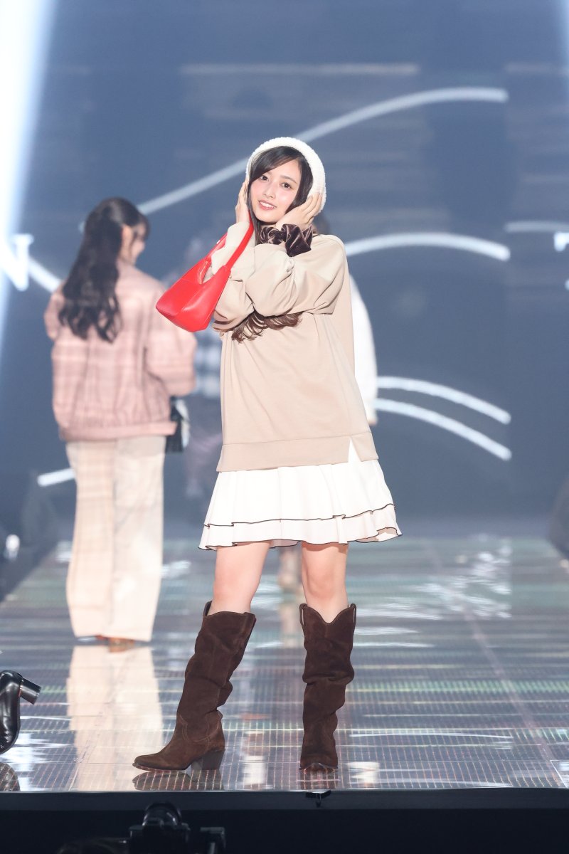 LiveenGN's tweet photo. 井上和、ミニスカート×ロングブーツで冬の装い〈TGC26AW〉 https://t.co/TOFNO3R7Ze 
#井上和 #乃木坂46 #TGC https://t.co/p0JfaZFiLt
