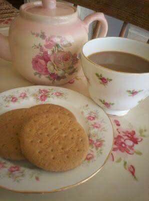 h0neyndmilk's tweet photo. oh to have a kitchen with pink accents and a warm, nostalgic feeling https://t.co/kMEuFtovCy