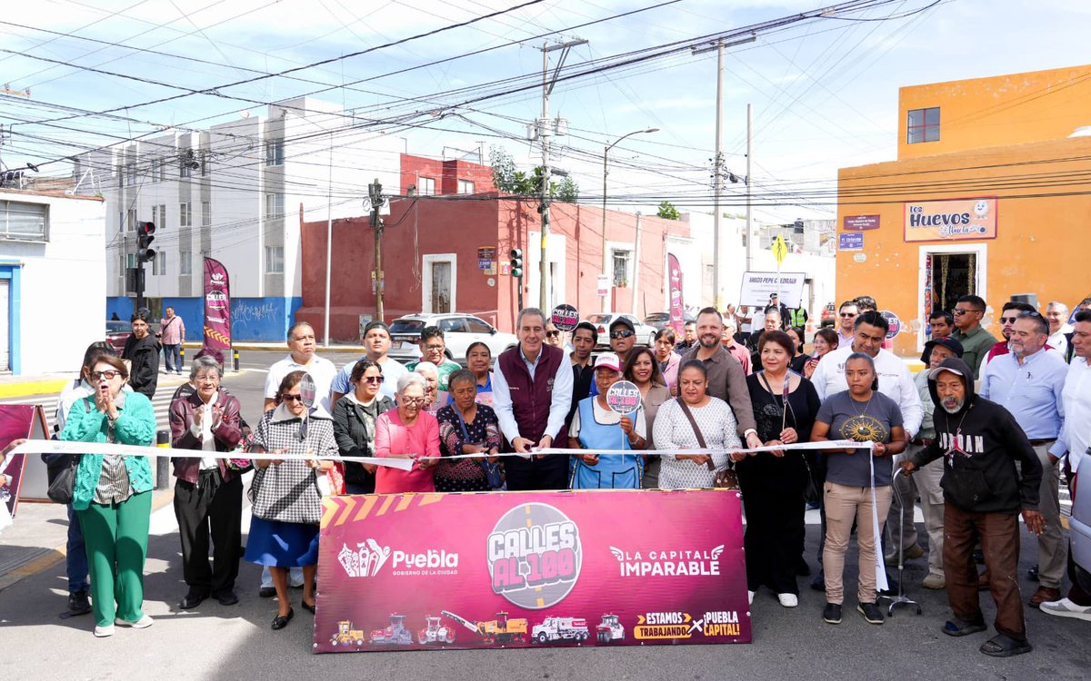 pepechedrauimx's tweet photo. La Calle 14 Sur-Norte, entre Av. 25 Oriente y Calle 6 Norte, hoy luce renovada gracias a #CallesAl100. 🚧

Esta intervención beneficia a 8 colonias de la Zona Metropolitana, facilitando los recorridos y mejorando la movilidad de las familias que transitan por esta vialidad. 🚗 https://t.co/93irWalrHY