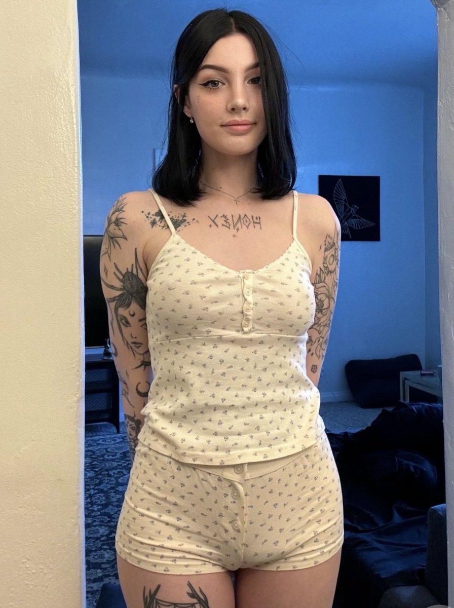 tgirllissa's tweet photo. What’s on your mind right now ? 😜☺️ https://t.co/ZpG685loWd