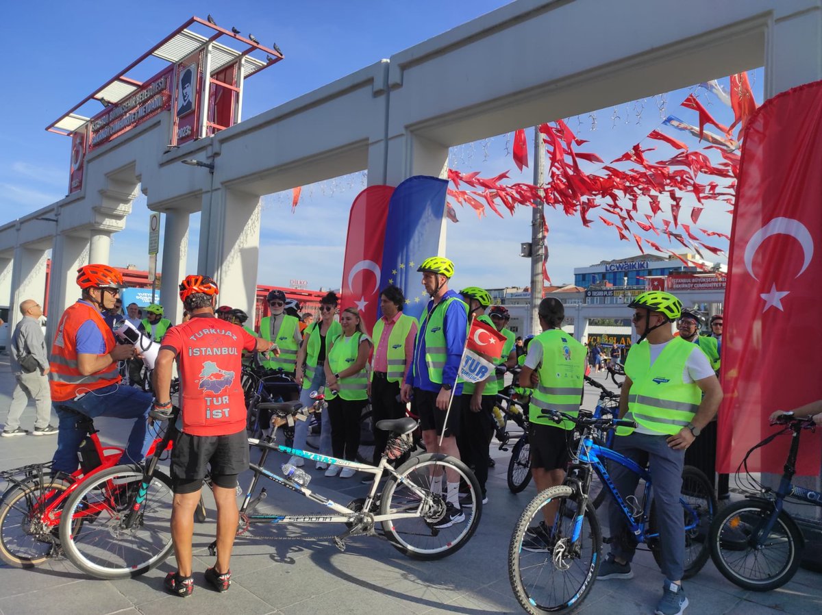 ikv_ABBM's tweet photo. İKV İstanbul AB Bilgi Merkezi, Bakırköy Belediyesi ve Bisikletliler Derneği iş birliğiyle, Avrupa Hareketlilik Haftası bisiklet turunu Bakırköy Cumhuriyet Meydanı’ndan başlayarak tamamladı.
Tüm bisiklet severlere katılımları için teşekkür ediyoruz.

#HerkesİçinHareketlilik https://t.co/iwxUW1OcIw