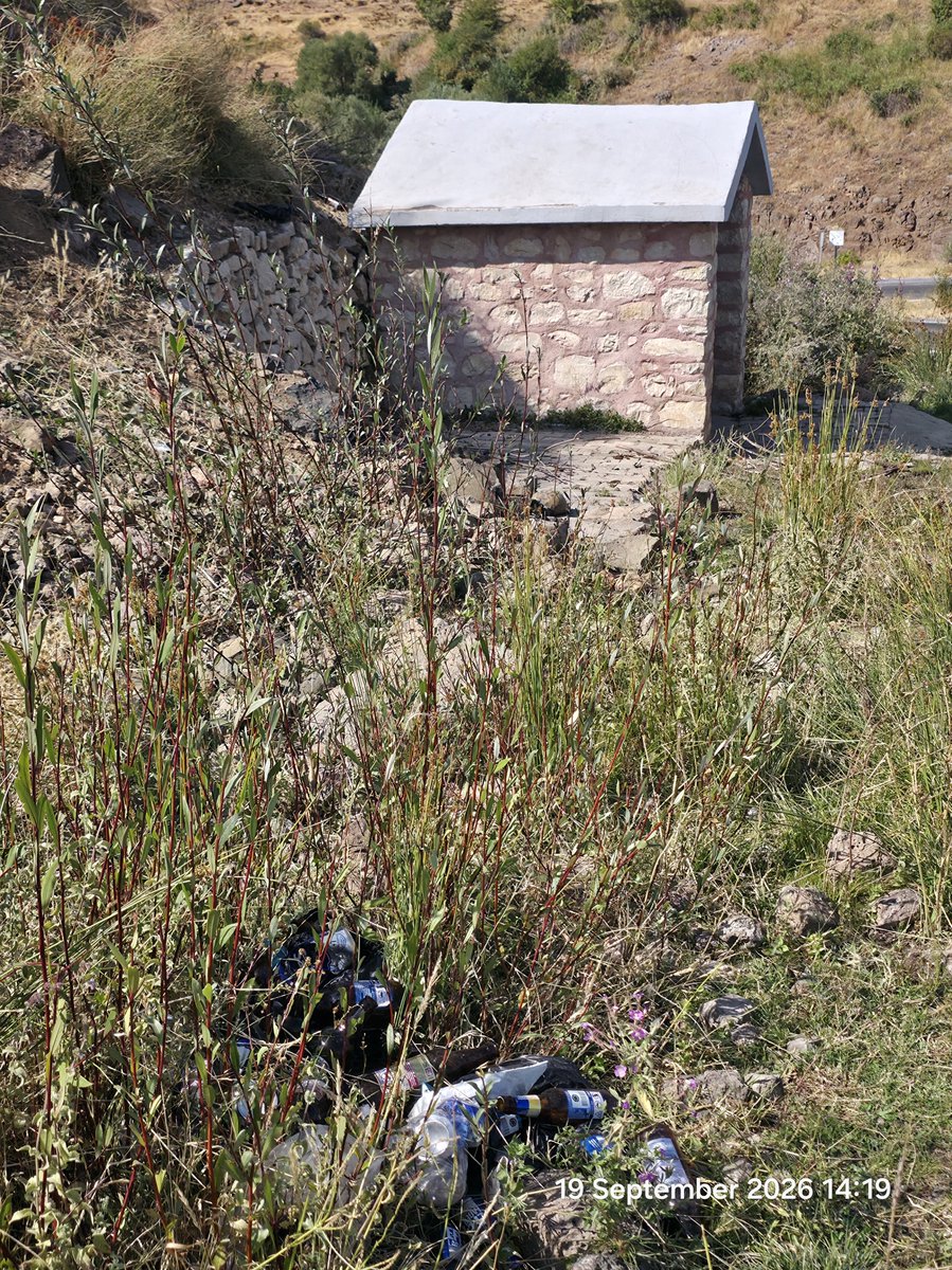 _HuseyinERDEM_'s tweet photo. Adamın biri, tatlı ve buz gibi suyu olan yolun kenarına güzel bir hayrat çeşmesi yapmış. Gel gelelim, insanlıktan nasibini almamış mahluklar! Zıkkımlanıyorsunuz, bari çöplerinizi yanınızda götürün. İnsan biraz utanır!!! https://t.co/H6HpUyzv9K