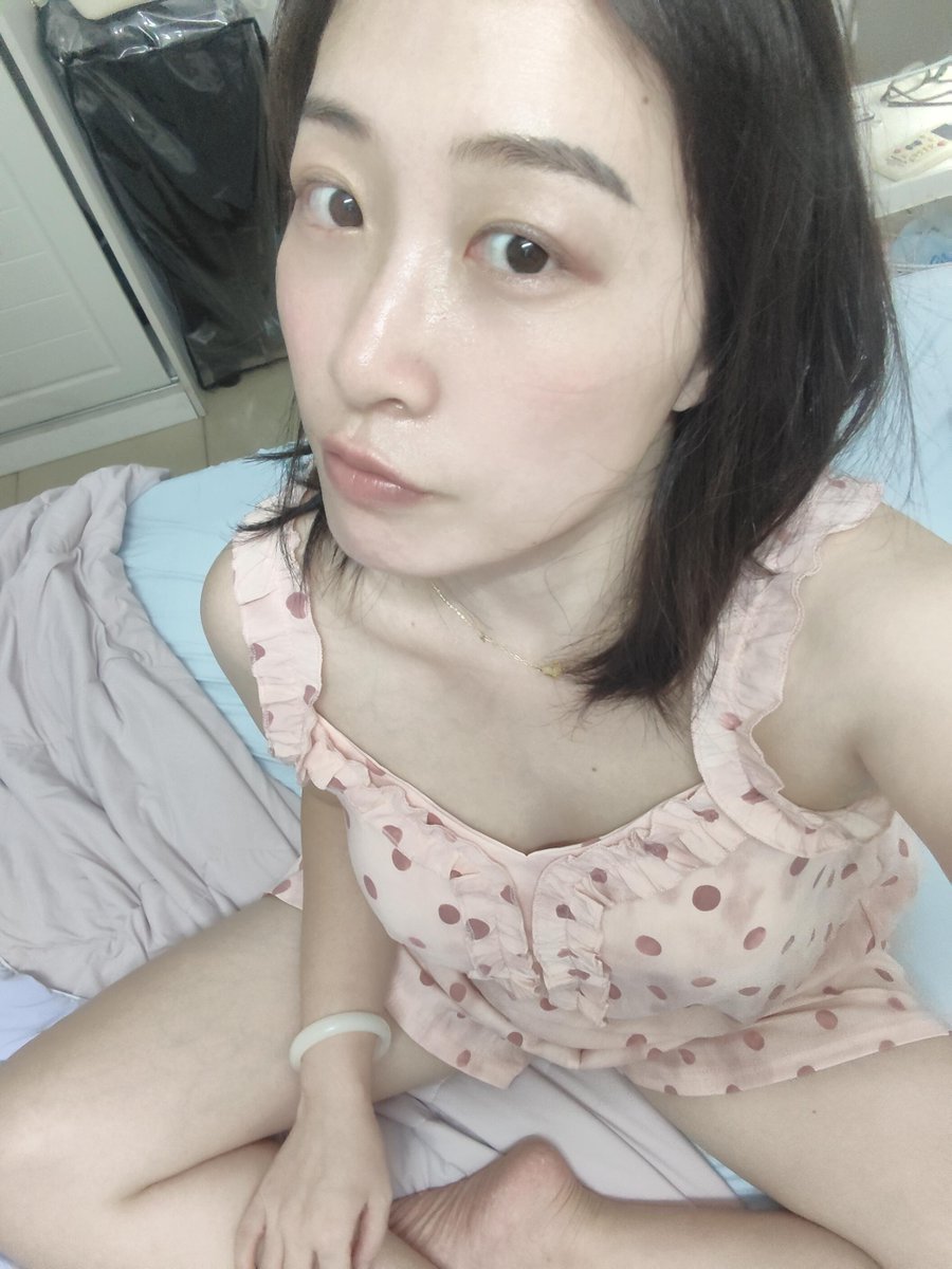 mikee3044's tweet photo. 为啥最近都买波点睡衣哈哈哈 
早点睡 
明天又是战斗的一天 https://t.co/WtTG3Rr5Bi