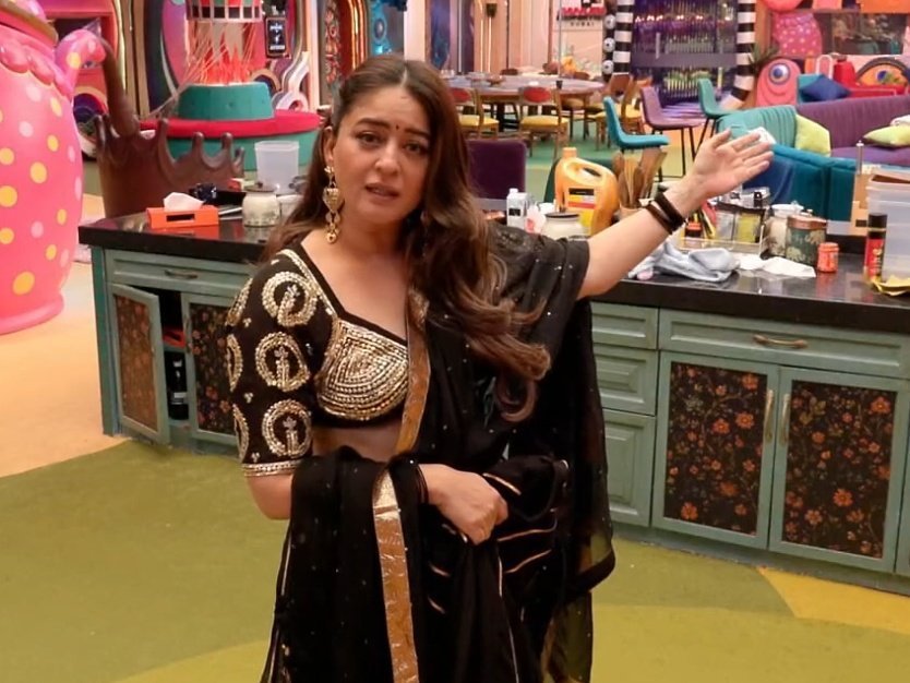 Klausverse's tweet photo. We don't side with wrong just to look different, aunty ji 🤡

#YungDSA #BiggBoss20 https://t.co/w3c8FrHUIu