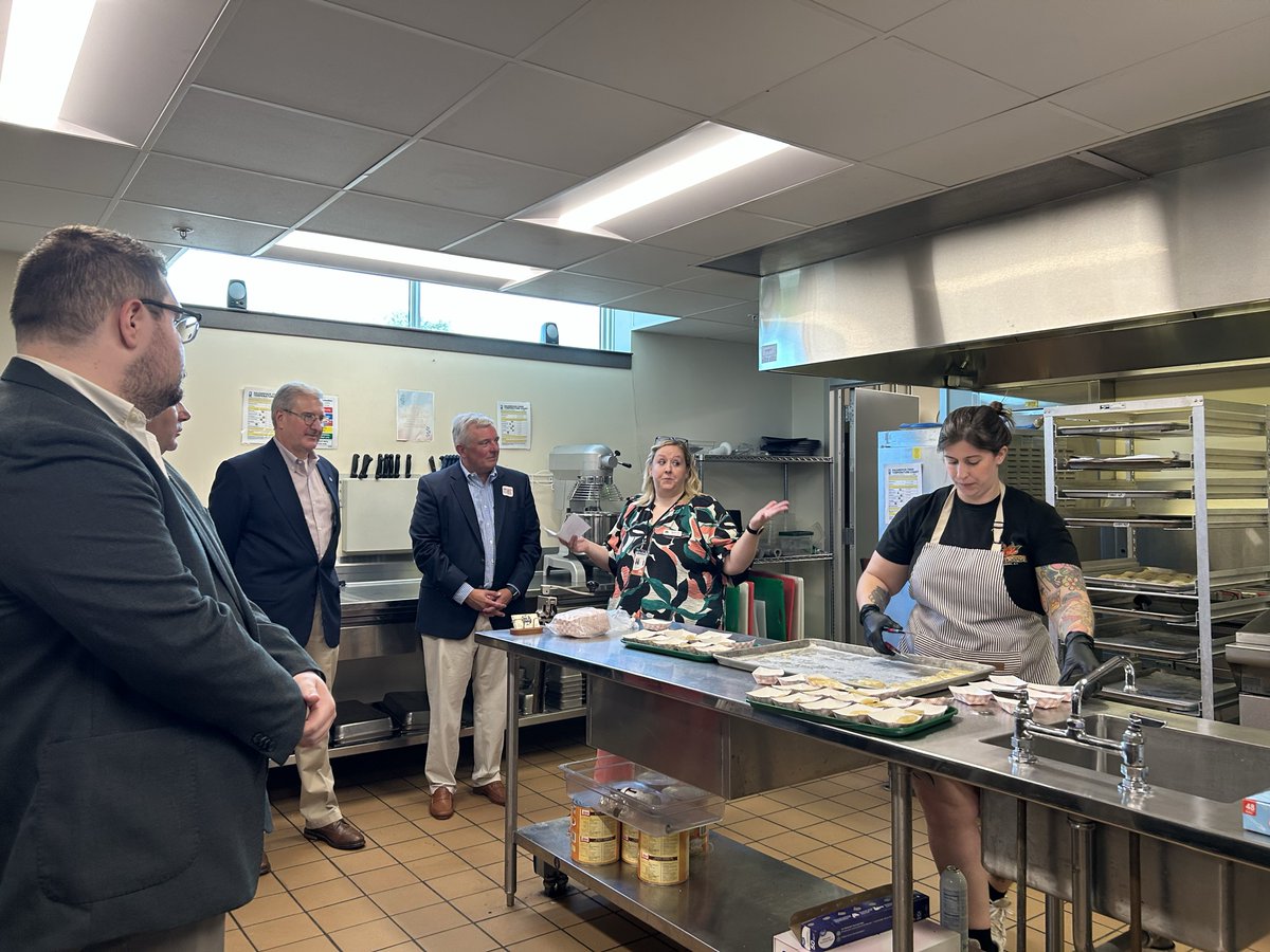 FreeEnterprise's tweet photo. .@USChamber EVP @NeilBradleyDC toured the @hagerstowncc Incubator &amp; Labs as part of the #FreeEnterpriseExpress tour with our local partners, where local entrepreneurs launch their innovations into the free enterprise system to help their communities. https://t.co/OTbgwCXNZb