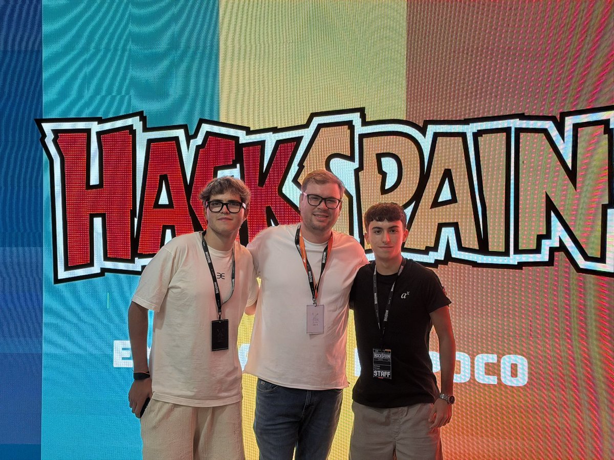 carluve's tweet photo. Wow!!! Menudo chute de energía después de @hackspain26 !! Enhorabuena a @exp8fellowship  @GuliMoreno  y el súper talento que viene pisando fuerte como @mrloldev y @disamdev . He disfrutado como un niño!!!! https://t.co/8xtmPS7qMk