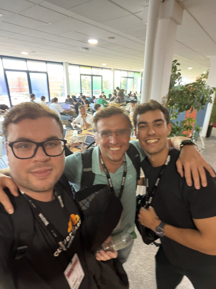 carluve's tweet photo. Wow!!! Menudo chute de energía después de @hackspain26 !! Enhorabuena a @exp8fellowship  @GuliMoreno  y el súper talento que viene pisando fuerte como @mrloldev y @disamdev . He disfrutado como un niño!!!! https://t.co/8xtmPS7qMk