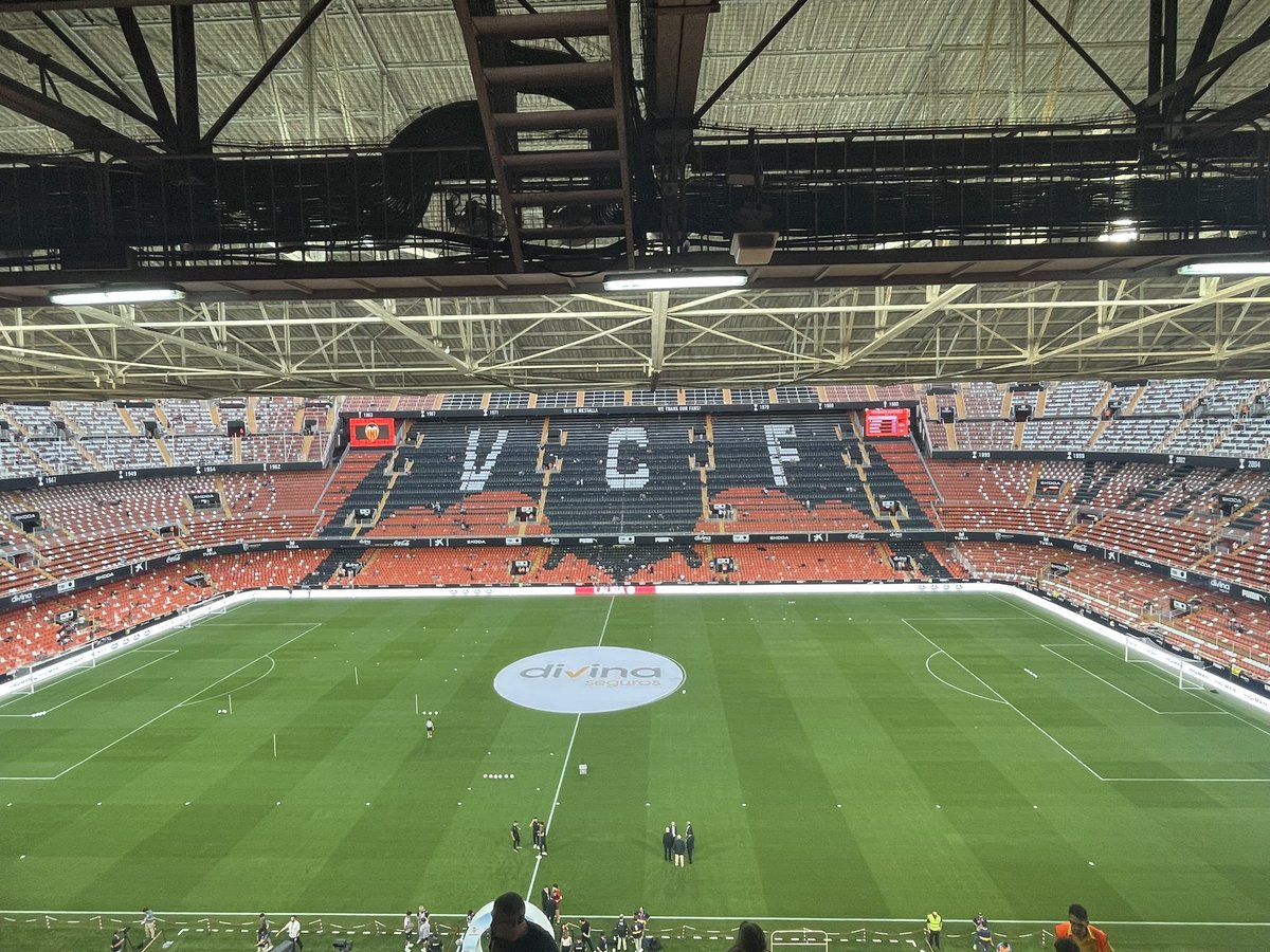 victorbosch__'s tweet photo. 🫡Ya estamos listos un día más en el templo para vivir el #ValenciaRealSociedad 🦇

🔴Te lo cuento en las redes sociales de @Nostresport https://t.co/I2qJgZSMDQ