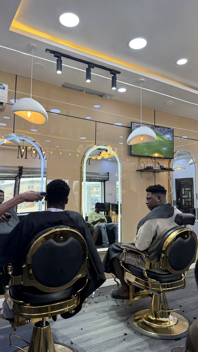 0xwale's tweet photo. hair day in osogbo 💇 https://t.co/CTJsQ6UmA5